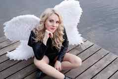 下降天使女孩黑色的白色天使翅膀