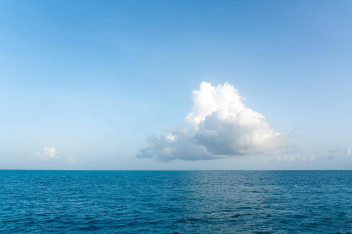 大白色云蓝色的天空海景观云海洋水全景地平