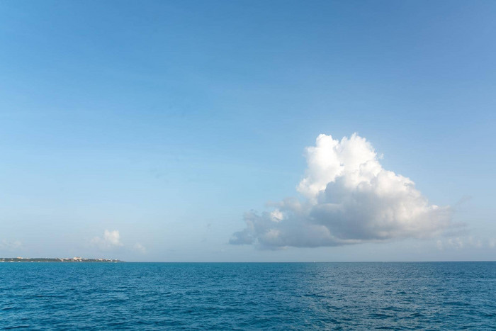 大白色云蓝色的天空海景观云海洋水全景地平