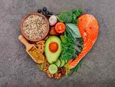 心形状生酮低碳水化合物饮食概念成分健康的食物选择黑暗石头背景