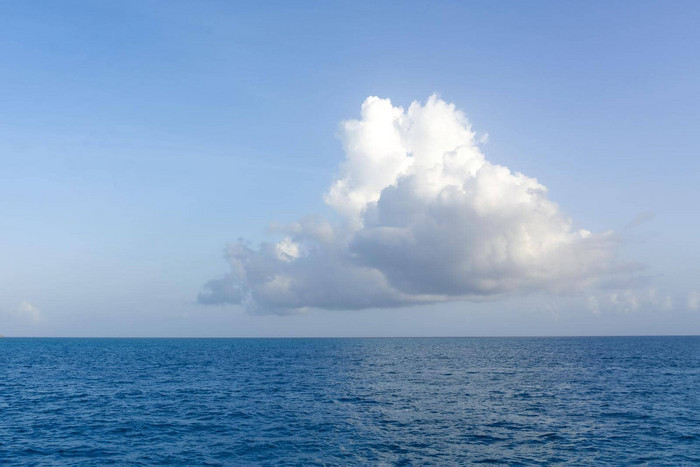 大白色云蓝色的天空海景观云海洋水全景地平