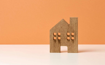 棕色（的）木房子橙色背景真正的房地产租赁购买出售概念房地产经纪人服务建筑修复维护