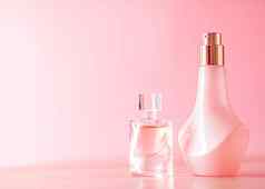 护肤品香水化妆集粉红色的背景奢侈品美化妆品产品