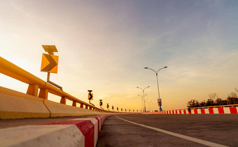 曲线混凝土路曲线交通标志红白禁止停止标志曲线路海日落时间太阳能面板能源黄色的曲线交通标志路旅行运输