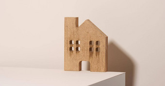 棕色（的）木房子米色背景真正的房地产租赁购买出售概念房地产经纪人服务建筑修复维护
