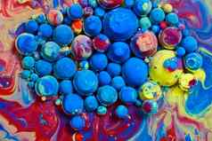 小蓝色的球体彩虹球体浮动表面