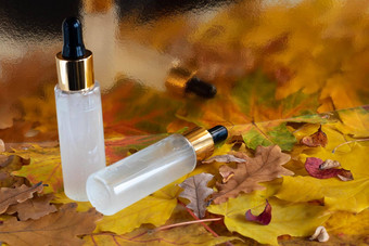 磨砂瓶点眼药器说谎秋天叶子反映了光滑的黄金背景墙布局合适的化妆品设计
