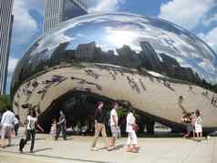 人走豆芝加哥反映了城市的天际线