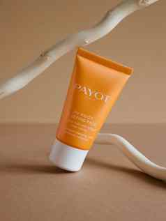 莫斯科俄罗斯皮肤保湿霜化妆品护理晚上面具建议橙色包闪亮的米色背景