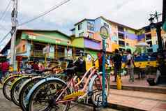 市中心guatape哥伦比亚色彩斑斓的柔和的自行车体系结构