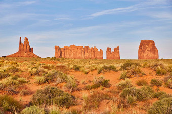 行大红色的岩石obelisks纪念碑谷亚利桑那州