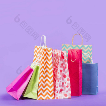 色彩斑斓的空购物袋紫色的背景高质量美丽的照片概念