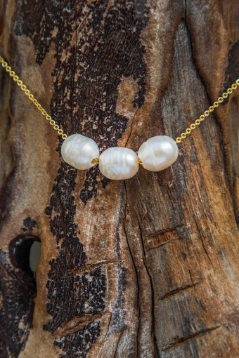 珍珠项链<strong>时尚摄影</strong>珍珠项链提出了木背景