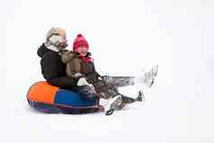 冬天娱乐快乐的人温暖的衣服骑雪山雪橇
