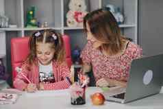 妈妈。孩子首页家庭作业在线距离学习在线教育妈妈家庭作业女儿首页