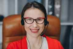 快乐年轻的女人穿耳机沟通会议调用说话电脑首页办公室视频闲谈，聊天工作面试距离语言类在线老师概念