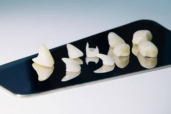 陶瓷牙完全wite背景陶瓷牙齿贴面板免费的金属陶瓷牙齿