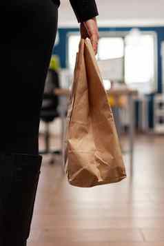 女商人持有交付外卖食物餐订单纸袋外卖午餐时间