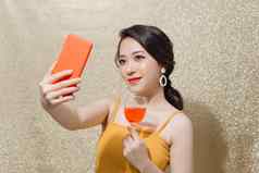 年轻的女人庆祝聚会，派对喝香槟玻璃微笑采取自拍照片聪明的电话