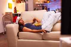 女人休息沙发上吃零食搜索冬天电影电视