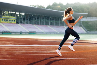 女短跑运动员比赛户外跟踪竞技场女马拉松跑步者专业体育竞技场健身女人赛车体育场动机女孩赢得速度比赛