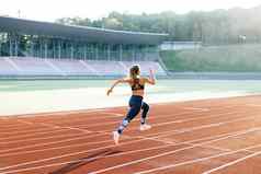 高加索人女人运行运动服装有氧运动锻炼体育跟踪体育场成人女运动员慢跑培训马拉松竞争健康女运动员