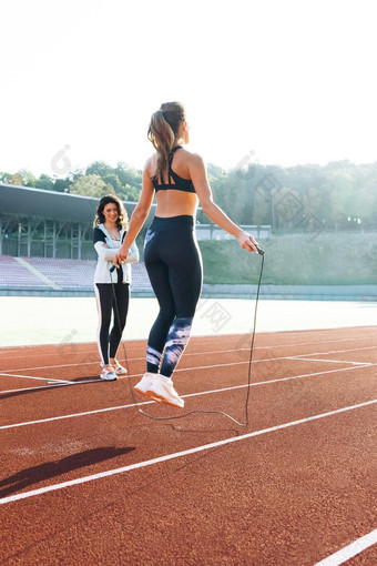 女人个人教练跳绳子部分健身锻炼运动女好数字跳跃绳子体育跟踪体育场锻炼强度有氧运动权力
