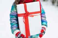 女孩圣诞节盒子礼物冬天在户外圣诞节夏娃快乐女孩持有礼物盒子圣诞节一天孩子持有礼物盒子
