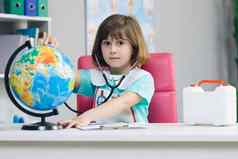 女孩穿着医疗衣服听诊器手检查戏剧游戏疗愈地球地球世界地球地球生态友好的生病的地球地球科维德症状