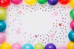 色彩斑斓的气球边境五彩纸屑道具白色背景高质量照片