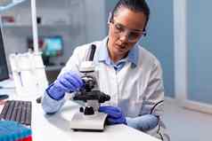 微生物学家医生女人分析疫苗结果医疗显微镜
