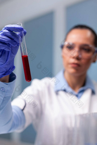 <strong>专家</strong>化学家持有临床血测试管分析<strong>生物技术</strong>病毒研究员