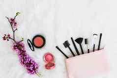 化妆刷粉红色的袋花嫩枝紧凑的脸粉软白色皮毛高质量照片