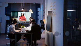 多少数民族团队超负荷工作公司办公室房间在线videocall会议