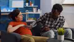年轻的跨种族夫妇怀孕聊天婴儿