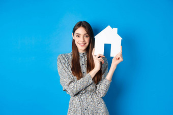 真正的房地产房地产经纪人保险概念美丽的夫人衣服显示纸房子断路建议财产出售站蓝色的背景