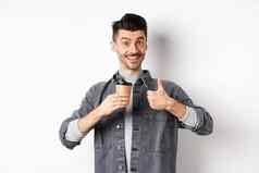 好喝微笑时尚的的家伙喝咖啡显示拇指赞美咖啡商店站满意白色背景