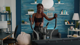 黑色的女人运动培训椭圆自行车练习有氧<strong>运动体育</strong>运动