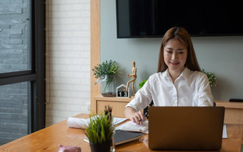 肖像年轻的亚洲女人自由职业者工作工作电脑平板电脑现代办公室会计<strong>分析报告</strong>真正的房地产投资<strong>数据</strong>金融税系统概念