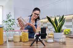 家庭主妇记录视频回顾产品智能手机首页厨房