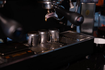 特写镜头表示机使咖啡<strong>酒吧酒吧</strong>餐厅专业咖啡酝酿咖啡商店自助餐厅餐厅服务概念
