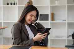 快乐亚洲女人聪明的电话业务在线购物转移钱金融互联网银行咖啡咖啡馆商店