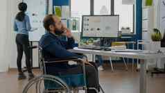 企业家运动残疾的人会说话的电话