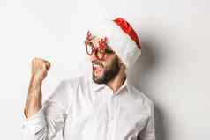 特写镜头快乐有胡子的男人。穿圣诞老人他圣诞节聚会，派对眼镜使拳头泵欢乐实现目标庆祝白色背景