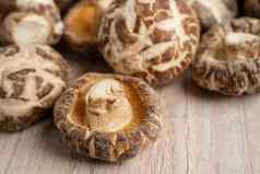 干香菇蘑菇木背景健康的食物