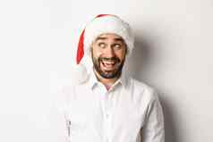 特写镜头快乐有胡子的男人。圣诞老人他庆祝圣诞节一年上左角落里成像白色背景