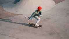 少年有趣的滑板运动场地滑板高质量照片