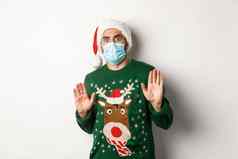 概念科维德圣诞节假期焦虑狂的家伙圣诞老人他医疗面具拒绝下降提供站白色背景