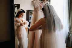 新娘穿着闺房透明的衣服内衣站首页早....镜子