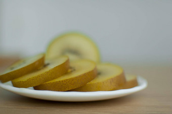 片金猕猴桃黄色的纸浆白色板厨房异国情调的水果健康的吃概念